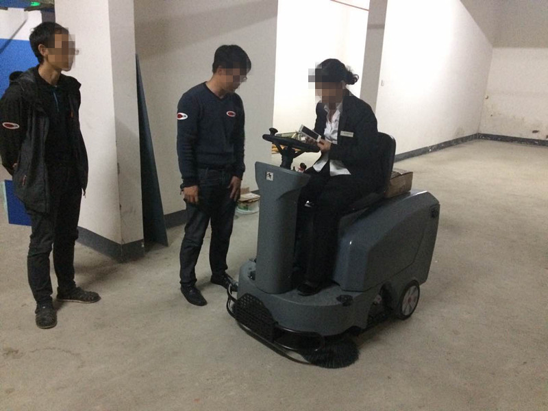 廠(chǎng)房庫房地面衛生當然選擇高美掃地機