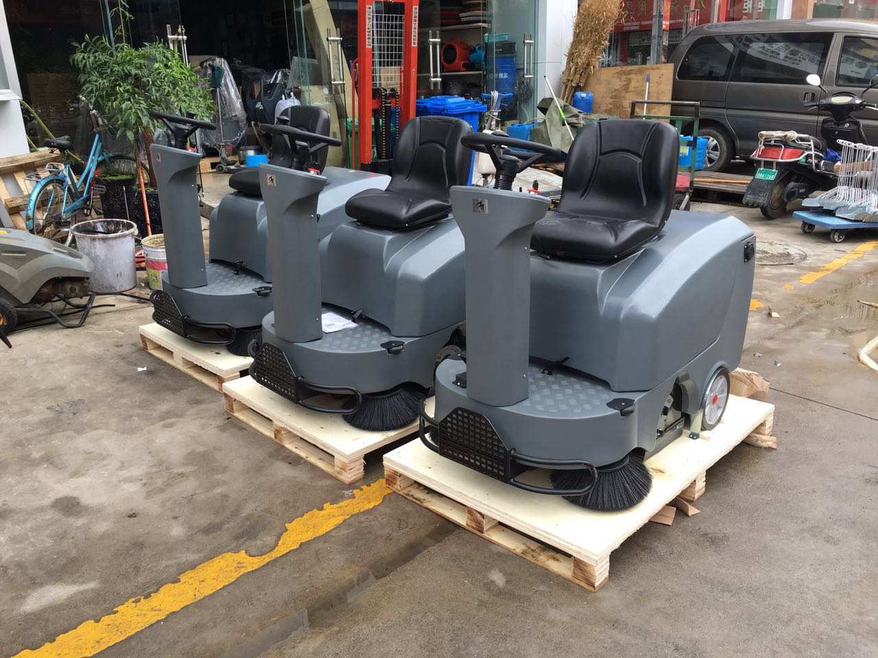 高美電動(dòng)掃地機，給人們帶來(lái)的無(wú)價(jià)的幸福