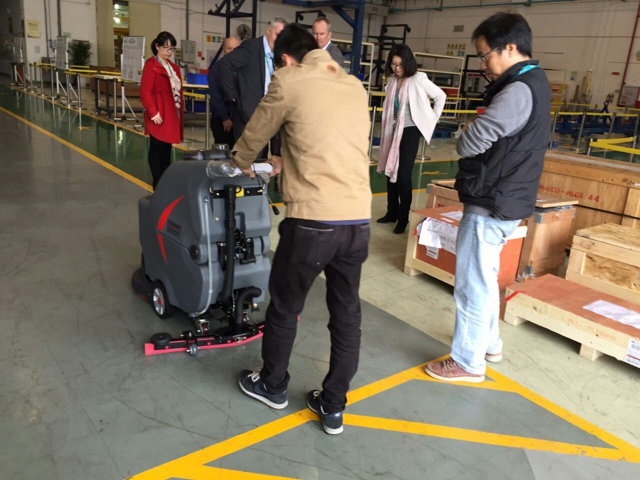 高美分享：大型工廠(chǎng)企業(yè)如何選擇擦地機地面清潔設備
