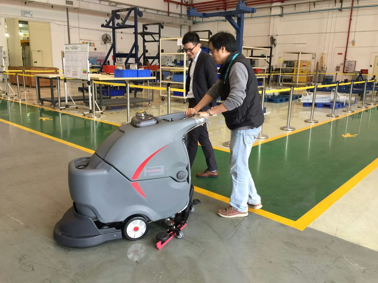 車(chē)間環(huán)氧油污地面清洗就用車(chē)間洗地機