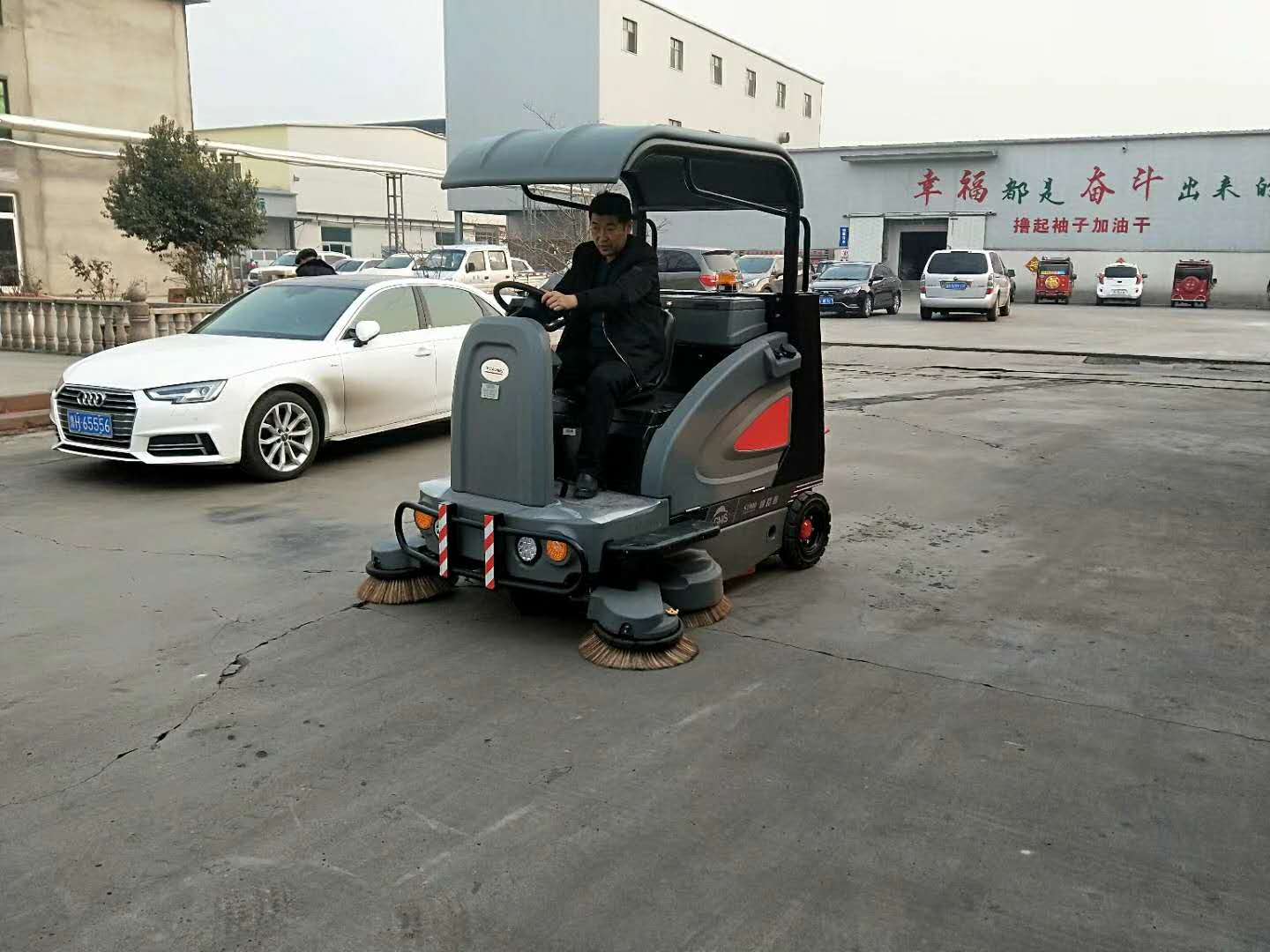 工廠(chǎng)清潔為什么用電動(dòng)掃地車(chē)?